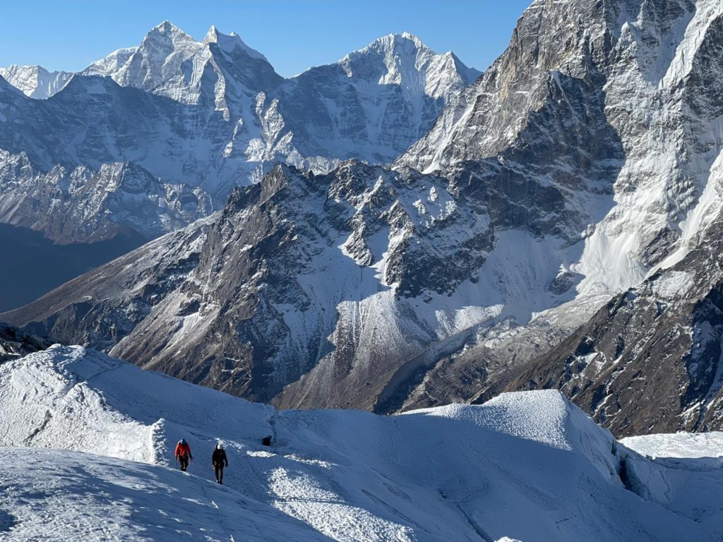 High on Lobuche, in the shadow of giants - Photo Tomas Ceppi