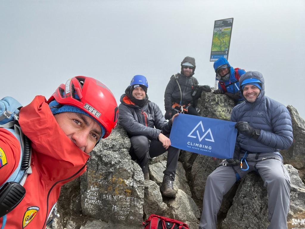 After a long hike, the Summit! - Photo Franklin Varela