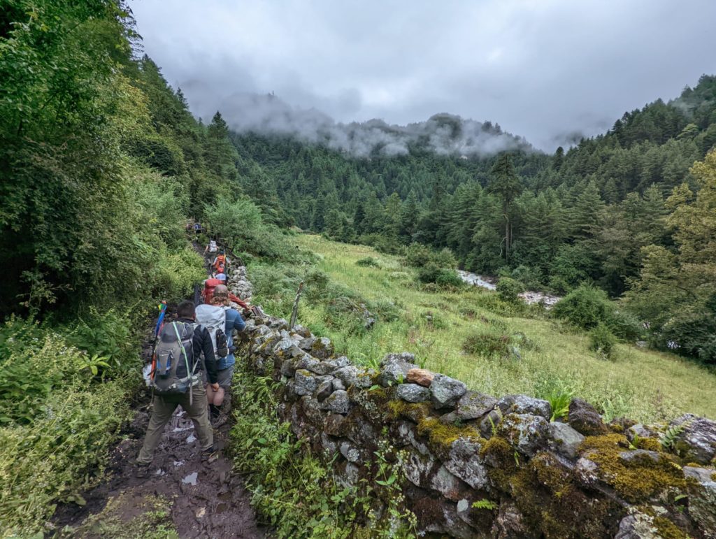 Trekking towards the village of Goha, day 1 of trekking - Photo Robert Jantzen