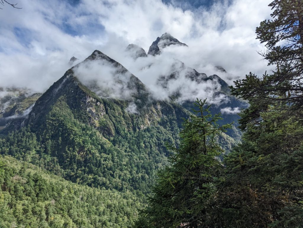 Views from the trail between Goha and Bhimtang - Photo Robert Jantzen